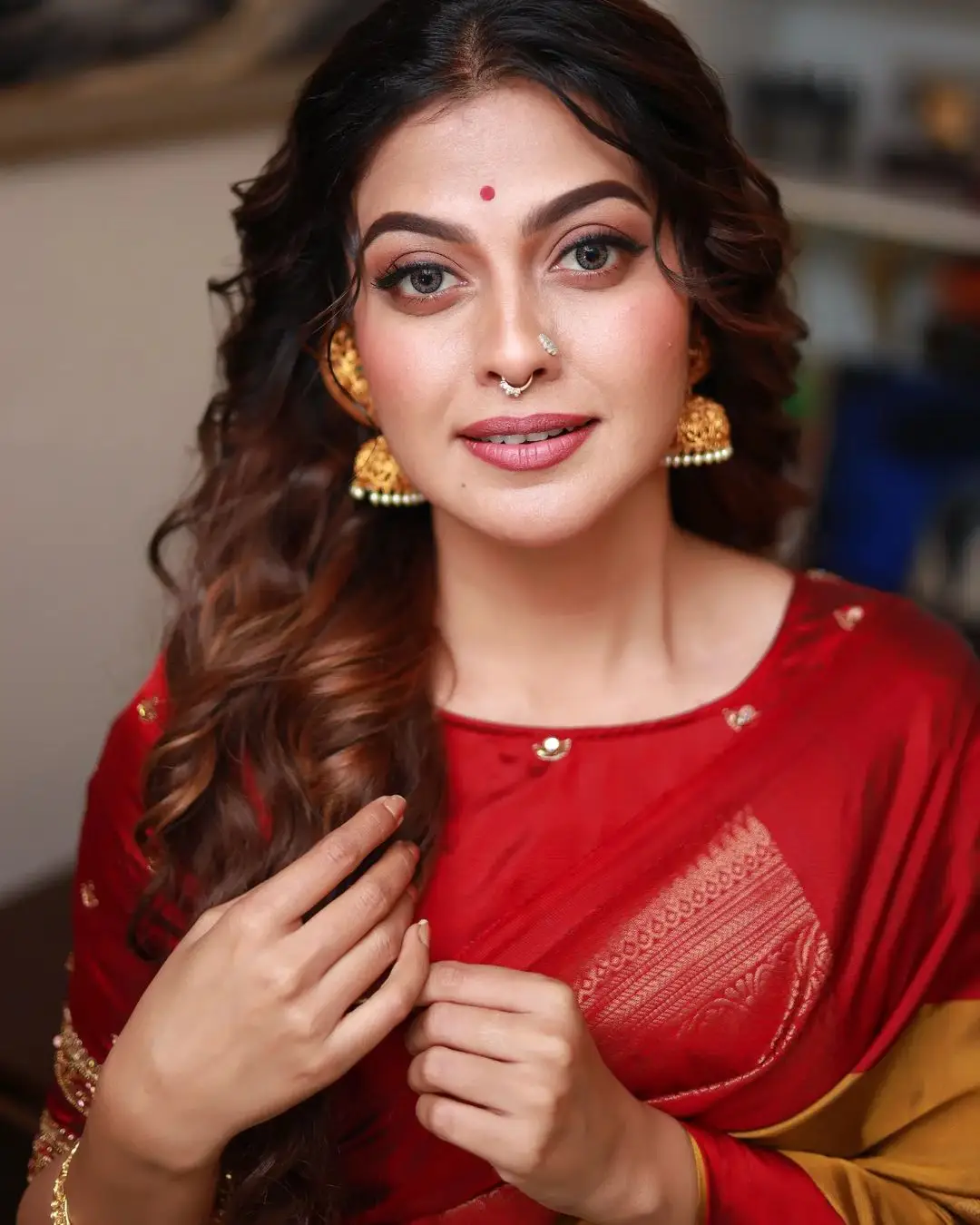 INDIAN ACTRESS ANUSREE NAIR IN RED COLOR SAREE SLEEVELESS BLOUSE